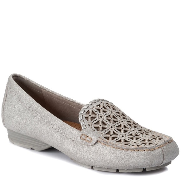 NEW! Baretraps Olanna Silver Metallic Slip-On Leather Laser Cut Loafer - Picture 1 of 14